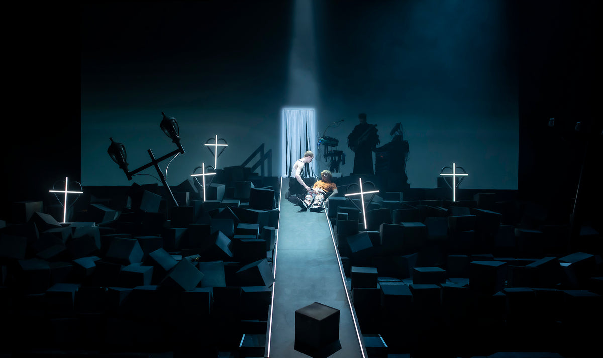 Romeo og Juliet, Trøndelag Teater — TiGHT NEON crosses on a dark stage